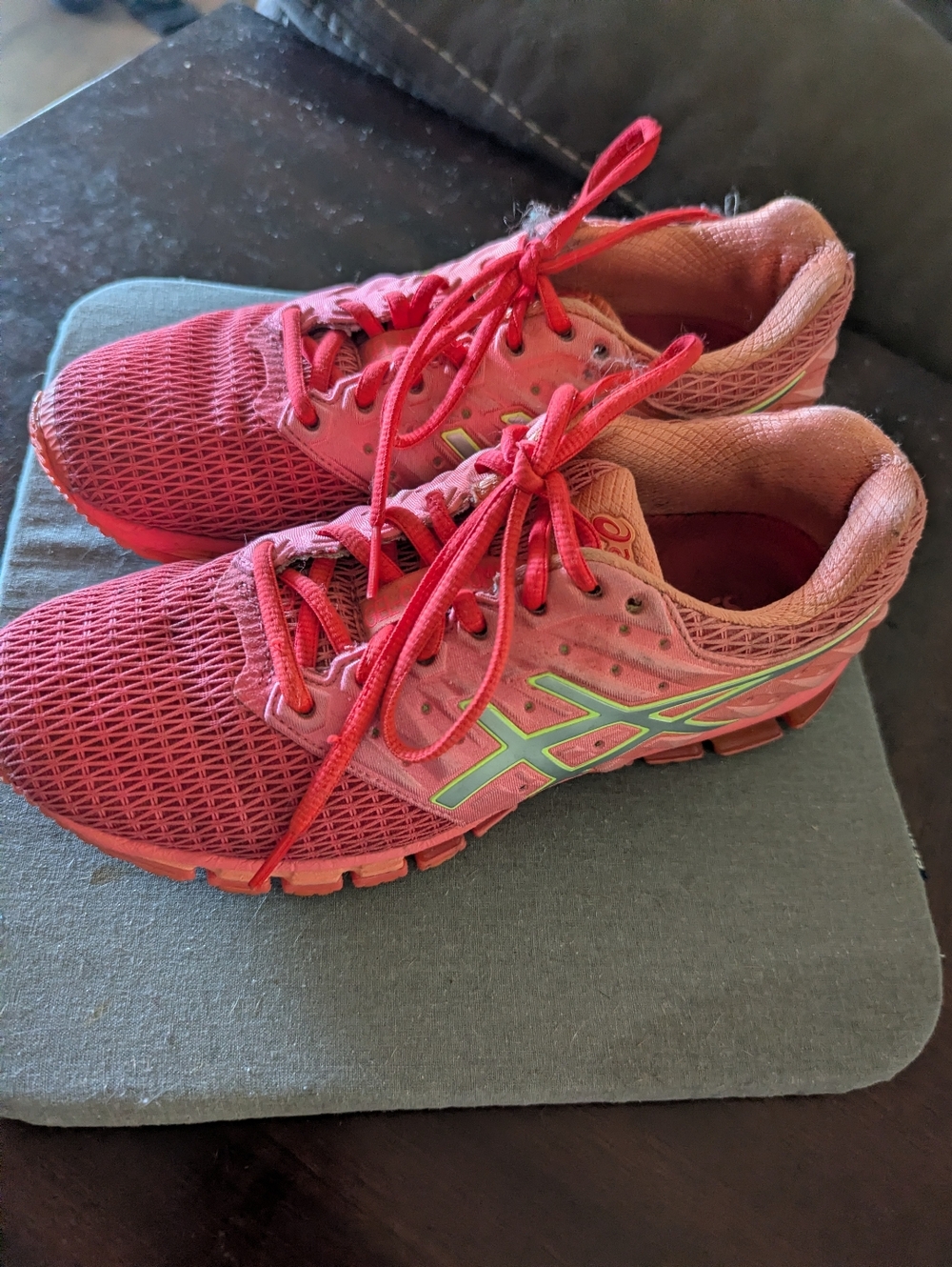 Asics women's Size 8 Sneaker TG67N GEL Quantum